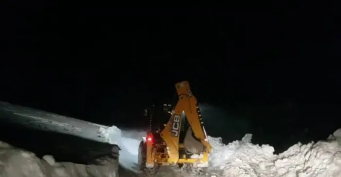 Siirt’te Kardan Kapanan Grup Köy Yolları Ulaşıma Açıldı