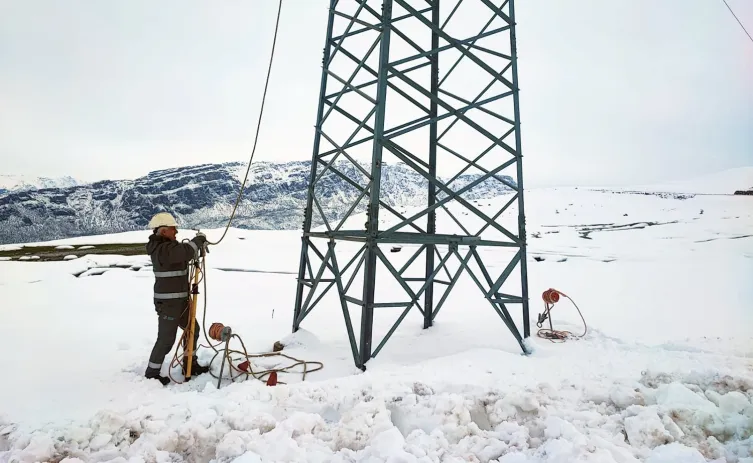 Pervari’de  Yoğun Kar Elektrik Arızalarına Sebep Oluyor