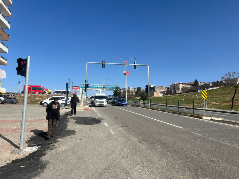 Siirt’te vatandaşlar talep etti! Yaya ve araç trafiği için sinyalizasyon kuruldu