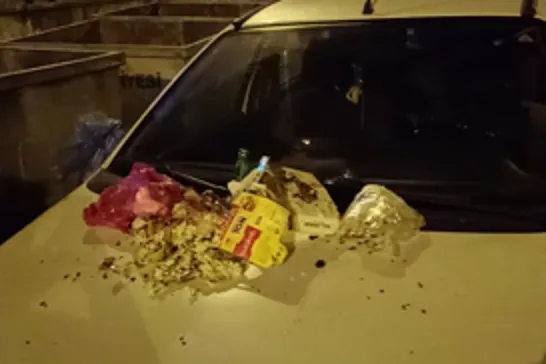 Siirt’ e İlginç Protesto! Arabanın Üzerine Çöp Attılar