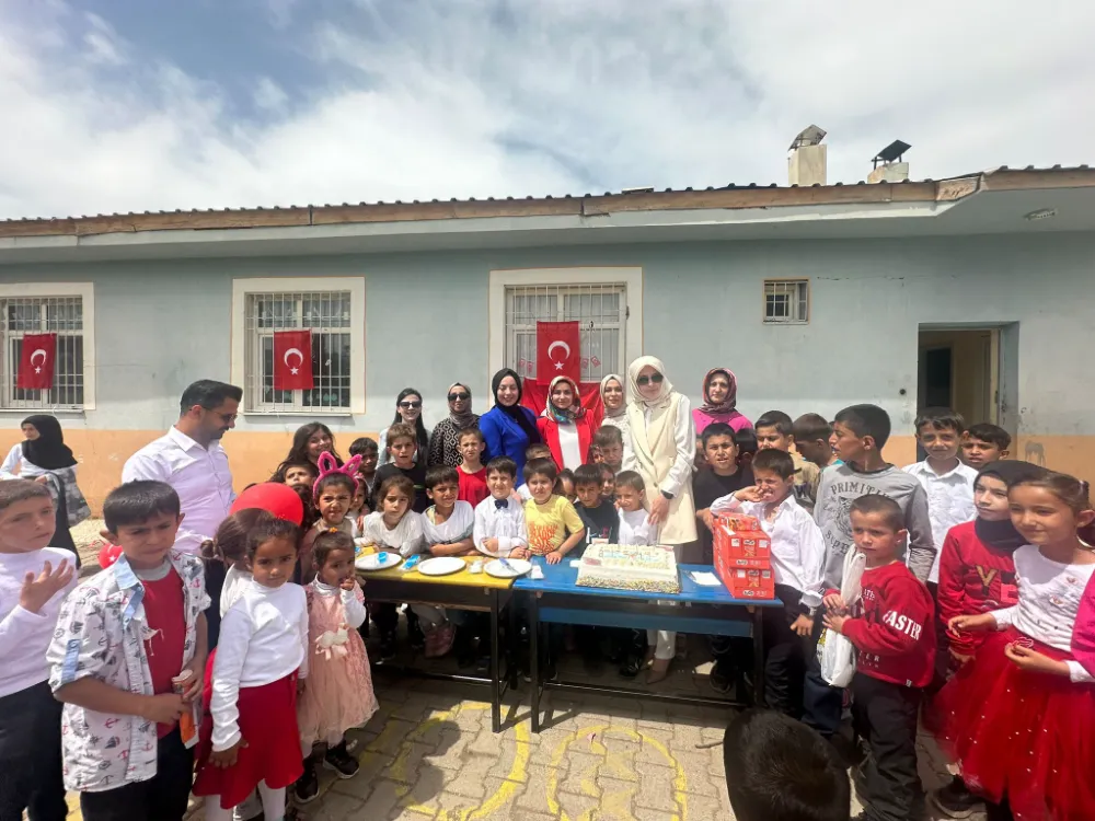 AK Parti Siirt Kadın Kolları, 23 Nisan’ı Çocuklarla Pasta Keserek Kutladı 
