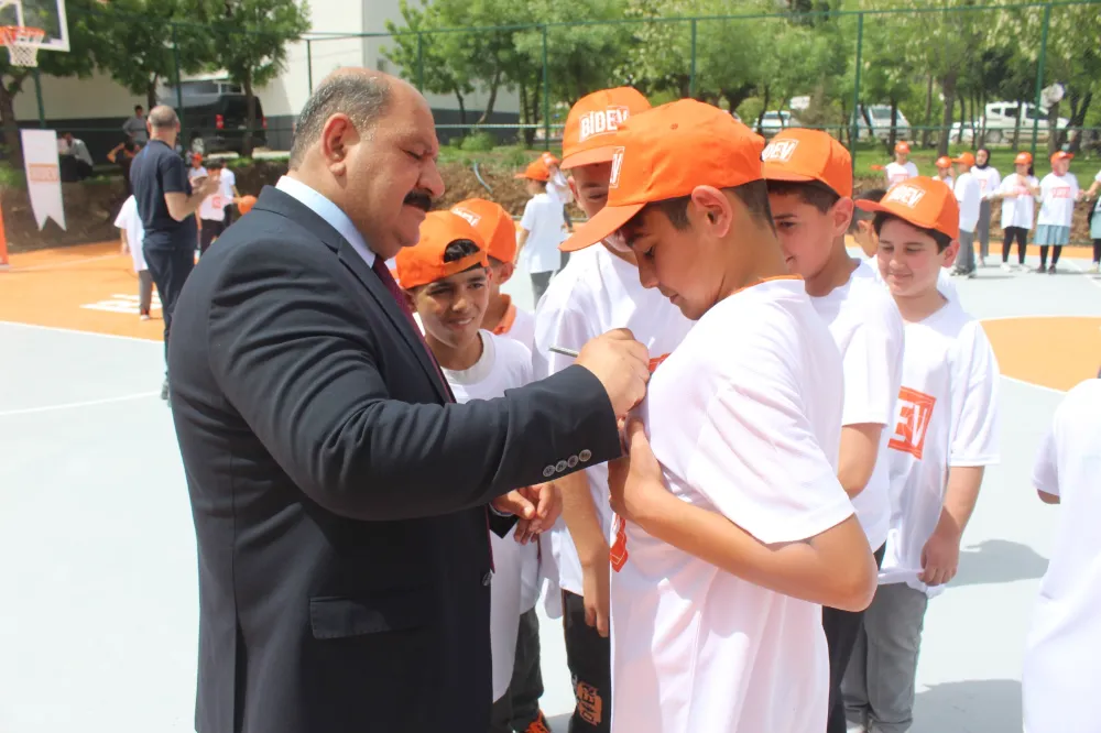 Belediye Başkanı Ekrem Erdem, BİDEV Basketbol Sahasının Açılışına Katıldı.