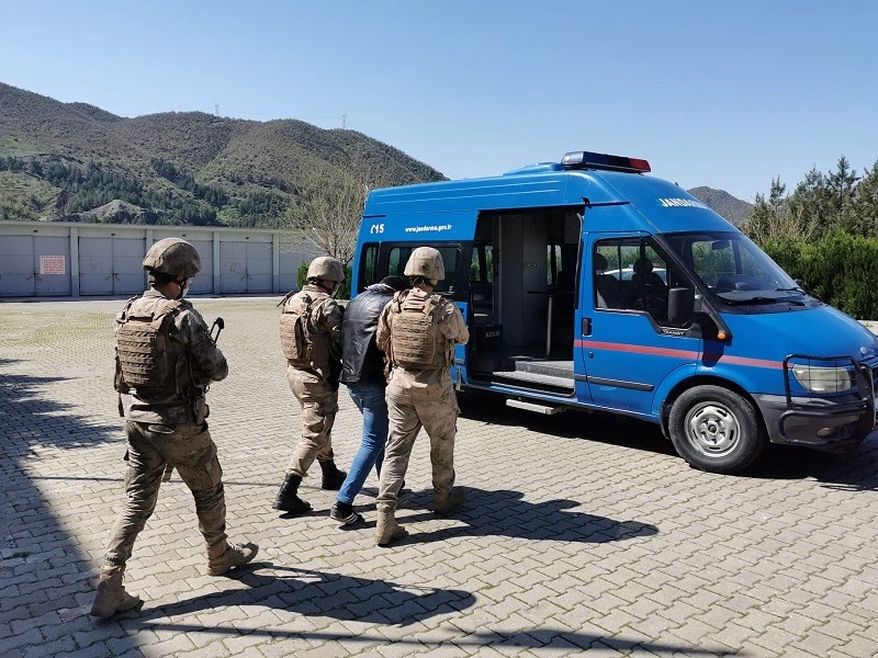 Baykan Jandarma Yol Kontrol Noktasında Aranan Şahıs Yakalandı.