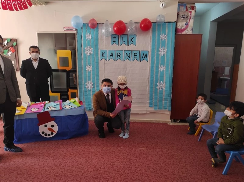 Kaymakam/Belediye Başkanvekili Tunç, Çocukların Karne Sevincine Ortak Oldu.