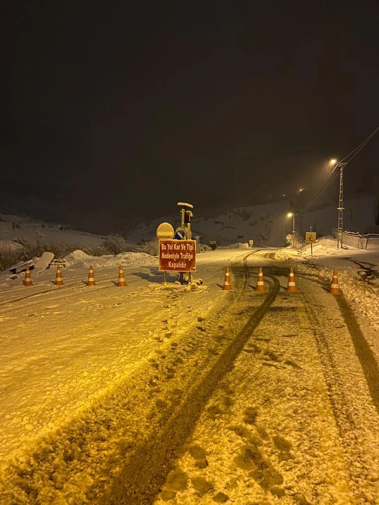 Eruh-Şırnak Karayolu yoğun kar yağışı ve tipi nedeniyle ulaşıma kapandı